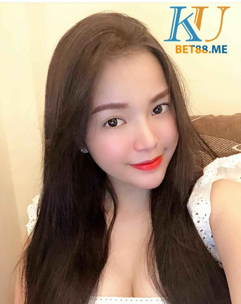 Hình ảnh mặt mộc của hot girl siêu vòng 1